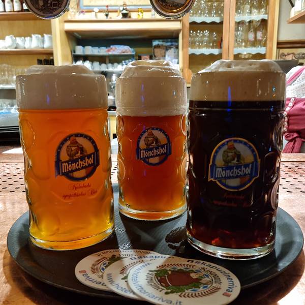 Birre da litro al Ristorante birreria Kapuziner, a Riva del Garda   #cucinatipica #bavarese